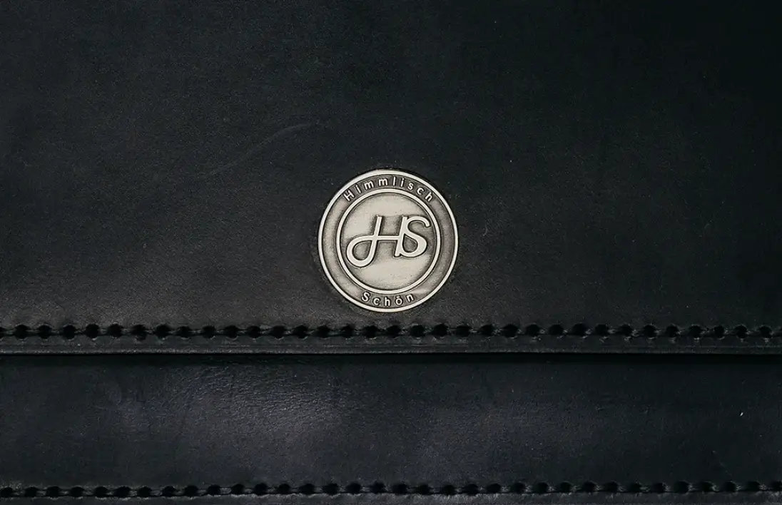 das Leder kratzfest und behält seine hochwertige Haptik über viele Jahre hinweg.