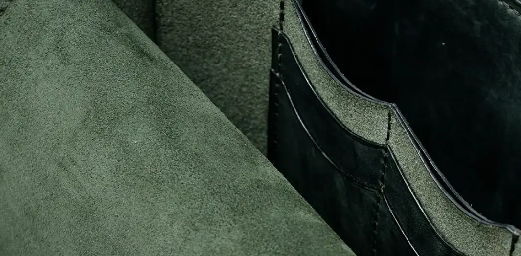 Das Leder wird umweltfreundlich und ethisch verarbeitet, ohne schädliche Chemikalien oder umweltschädigende Verfahren.