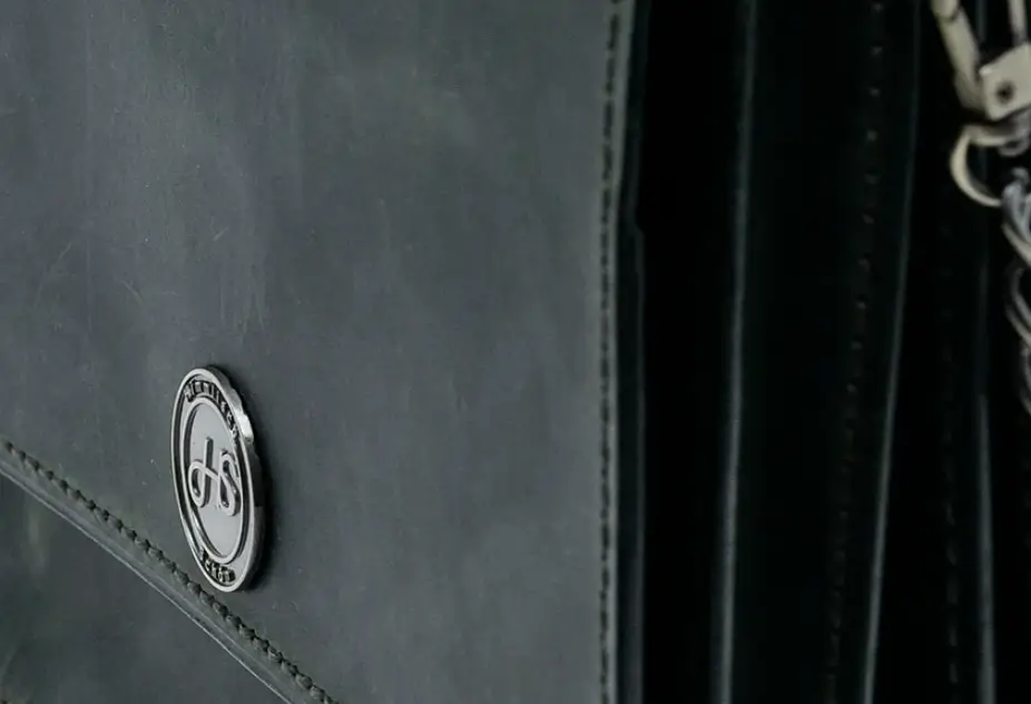 Jede Tasche wird von erfahrenen Handwerkern in präziser Handarbeit gefertigt.